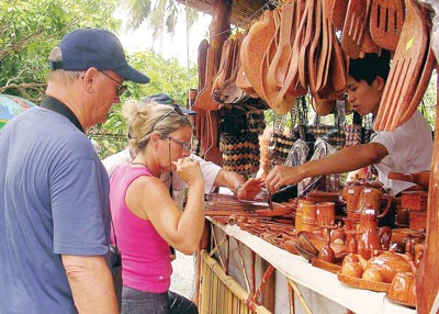 Foreign visitors see products made of coconut in Ben Tre Province (Photo: SGGP) Foreign visitors see products made of coconut in Ben Tre Province (Photo: SGGP)